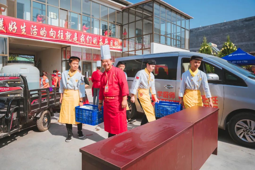 “迎重阳，共欢乐”石家庄新东方公益行动走进栾城区后彪冢村，把关爱与温暖送到心坎上！